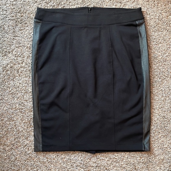 Bisou Bisou Black Skirt w/leather-like strips on the sides & the zipper, Size 14 - Picture 10 of 15